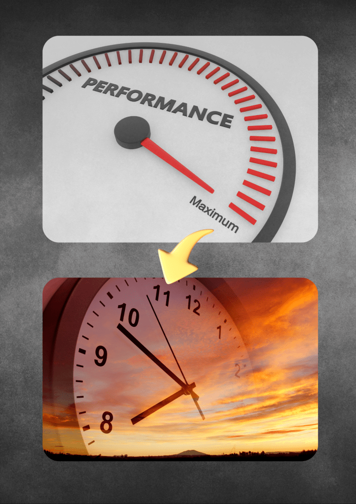 Collage aus einem Tacho mit der Aufschrift Performance und einer Uhr vor Abendhimmel