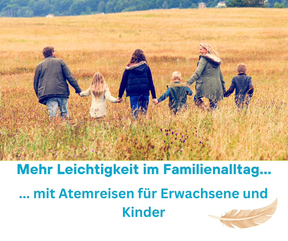 Familie geht Hand in Hand über eine Wiese, dazu der Text Mehr Leichtigkeit im Familienalltag mit Atemreisen für Erwachsene und Kinder